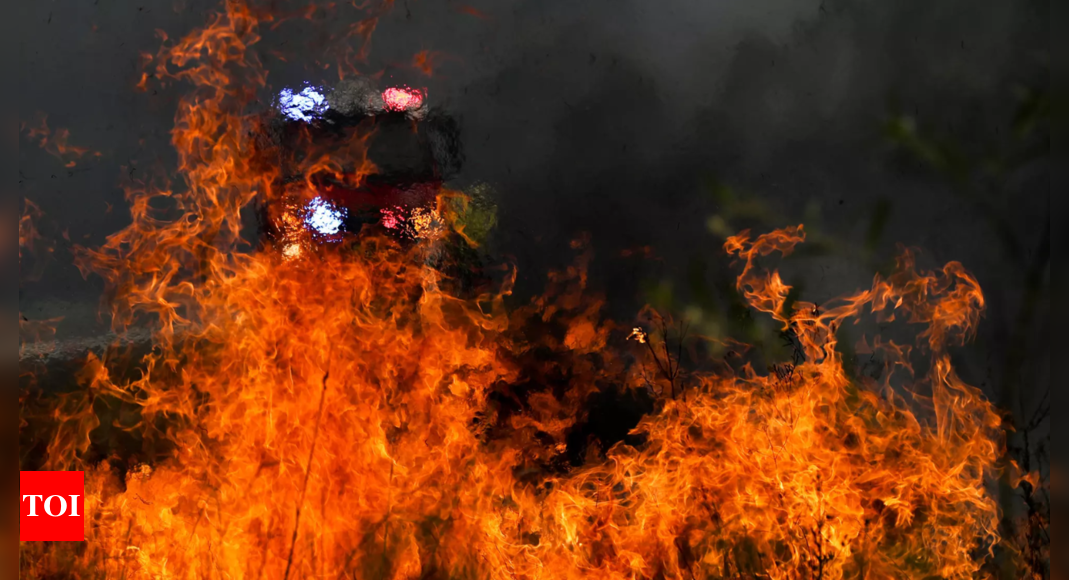 Firefighters face mental health threats as bushfires worsen Firefighters face mental health threats as bushfires worsen