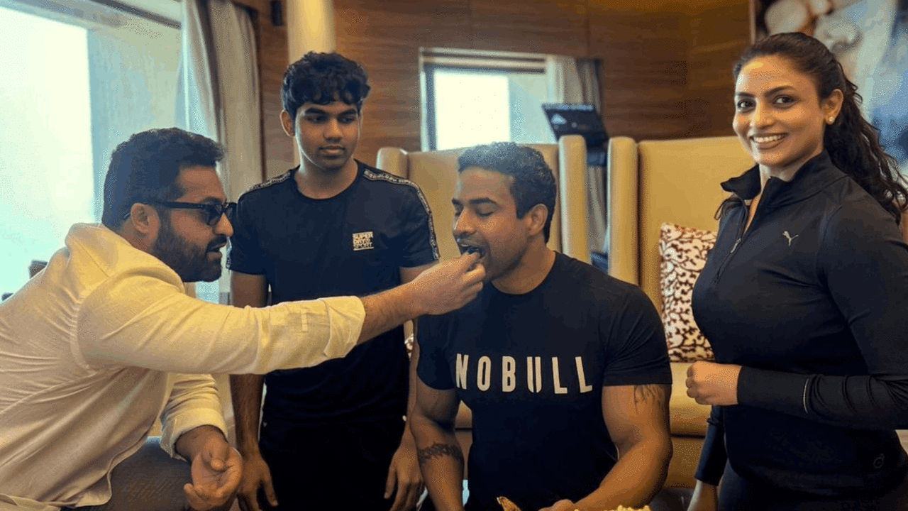 Jr NTR Celebrates Fitness Trainer’s Birthday | Telugu News short video