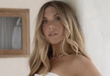 Fitness Influencer Bailey Brown in Two-Piece Workout Gear Shares “Pilates Workout” Fitness Influencer Bailey Brown in Two-Piece Workout Gear Shares "Pilates Workout"