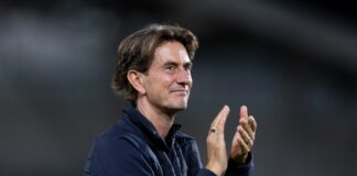 Thomas Frank gives Brentford fitness update over ‘magic’ player, bad news for Man Utd defenders Brentford manager Thomas Frank applauds the fans after their side's victory during the Carabao Cup Third Round match between Brentford and Leyton O...