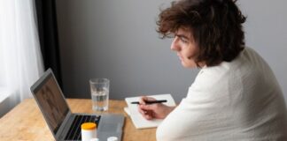 Physician shares 5 practical steps to manage diabetes for those working a desk job: Regular short walks to snacking on… Physician shares 5 practical steps to manage diabetes for those working a desk job: Regular short walks to snacking on…