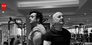 Anupam Kher sets fitness goals as he flaunts muscles with ‘friend’ and ‘Khosla Ka Ghosla 2’ co-star Ravi Kishan | Anupam Kher sets fitness goals as he flaunts muscles with 'friend' and 'Khosla Ka Ghosla 2' co-star Ravi Kishan |