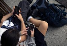 Parents play a key role in nurturing their children’s healthy news habits Parents play a key role in nurturing their children’s healthy news habits