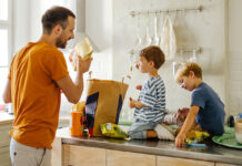 Survey finds parents feel pressure over kids’ health Survey finds parents feel pressure over kids’ health