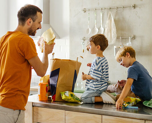 Survey finds parents feel pressure over kids’ health Survey finds parents feel pressure over kids’ health